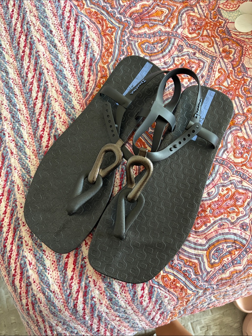 Ipanema Black Women's Toe-Loop Sandals